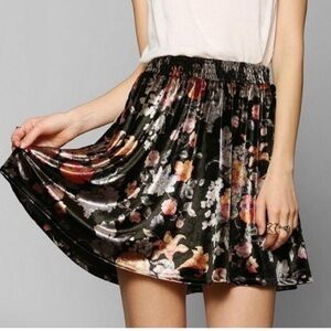 NWOT Ecote Urban Outfitters Floral Velvet Skirt - Black, S